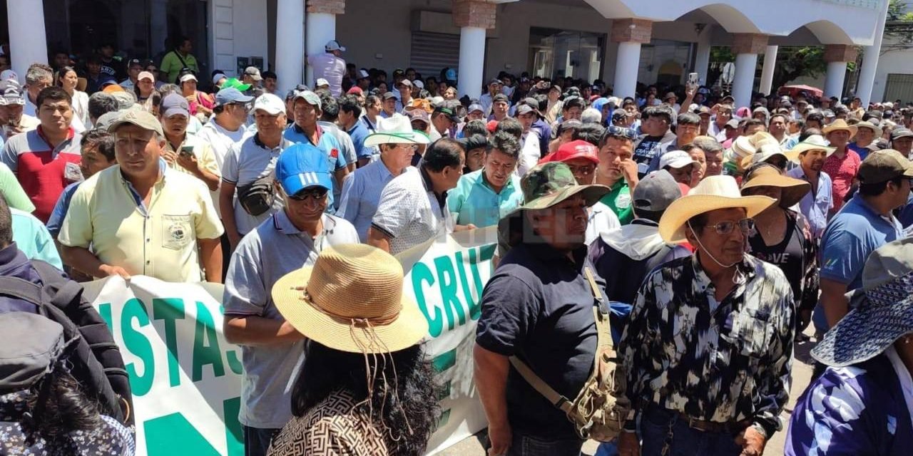 MICREROS CERCAN EL CONCEJO MUNICIPAL EXIGIENDO EL AUMENTO DEL PASAJE