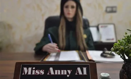 ANNY ES LA PRIMERA PROFESORA ROBOT EN PAKISTÁN