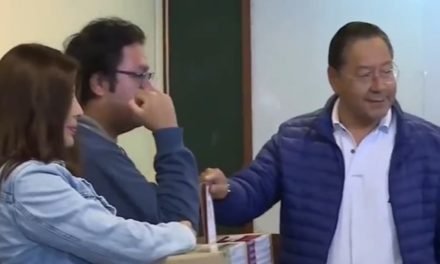 EL PRESIDENTE EMITIÓ SU VOTO Y EXHORTÓ A LA POBLACIÓN A ACUDIR A LAS URNAS