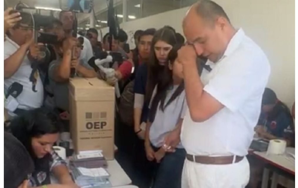 CANDIDATO AL TSE LLORÓ AL EMITIR SU VOTO