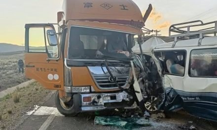 TRES MUERTOS Y CINCO HERIDOS EN CHOQUE ENTRE MINIBÚS Y CAMIÓN EN LA PAZ