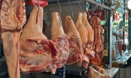 EL PRECIO DEL POLLO SE DISPARA A BS 24 EL KILO Y LA CARNE DE CERDO LLEGA HASTA BS 45