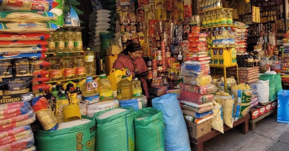 EN LA PAZ ESCASEA EL ACEITE EN TIENDAS Y COMERCIANTES LIMITAN LA VENTA