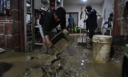 TRAS LA RIADA EN COLCAPIRHUA, DESPLIEGAN A 350 MILITARES PARA AYUDAR EN LA LIMPIEZA