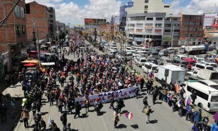 MARCHA DE SECTORES SOCIALES ‘EVISTAS’ LLEGA A EL ALTO Y LA POLICÍA RESGUARDA LA PLAZA MURILLO