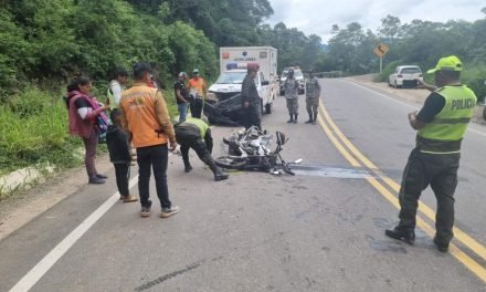 VEHÍCULO SE EMBARRANCA EN RUTA A LOS VALLES Y AMBULANCIA SOCORRISTA SE ESTRELLA CON UNA MOTOCICLETA