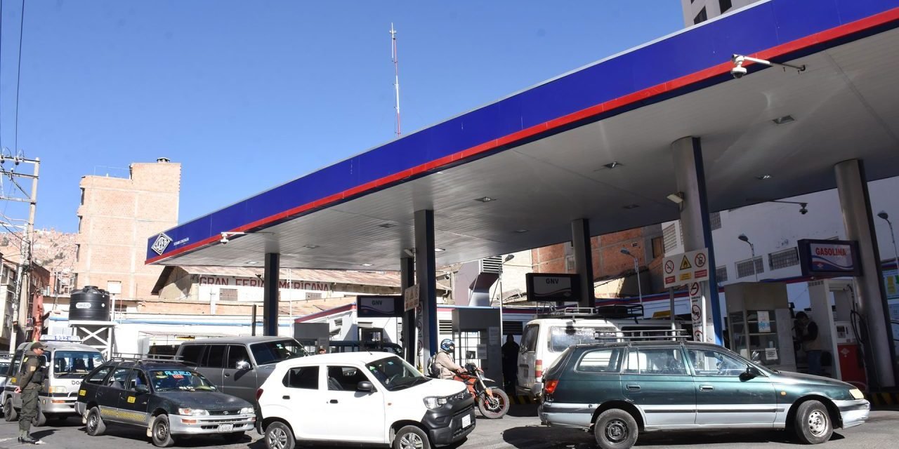 VUELVEN LAS FILAS POR COMBUSTIBLE Y LA PETROLERA ESTATAL LO ATRIBUYE A ESPECULACIÓN