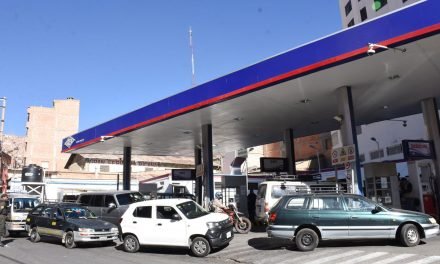 VUELVEN LAS FILAS POR COMBUSTIBLE Y LA PETROLERA ESTATAL LO ATRIBUYE A ESPECULACIÓN