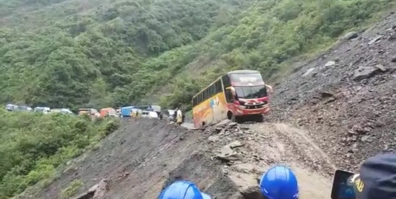 TRAS DERRUMBES EN SUD YUNGAS, CHOFERES TOMAN RUTAS ALTERNAS