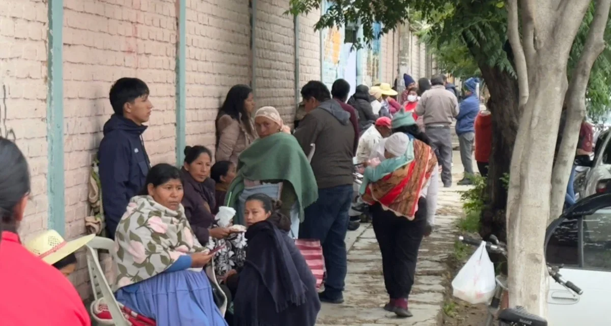 COMIENZAN LAS INSCRIPCIONES ESCOLARES CON LARGAS FILAS