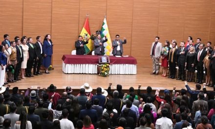 ARCE POSESIONA A MAGISTRADOS Y LES PIDE EJERCER EN APEGO A LA CONSTITUCIÓN