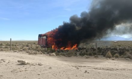 CAMIÓN CON ROPA USADA ES QUEMADO EN HUACHACALLA TRAS ENFRENTAMIENTO CON CONTRABANDISTAS