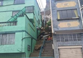 CAE TALUD EN LA ZONA ERNESTO TORREZ Y 12 FAMILIAS SON EVACUADAS EN LA PAZ