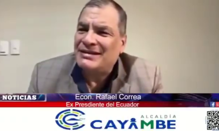 EXPRESIDENTE DE ECUADOR SE CAE DE LA SILLA DURANTE UNA ENTREVISTA