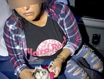 SU NERVIOSISMO LA DELATO QUE TRANSPORTABA 101 CÁPSULAS DE PASTA BASE EN UN BOLSO DE MANO