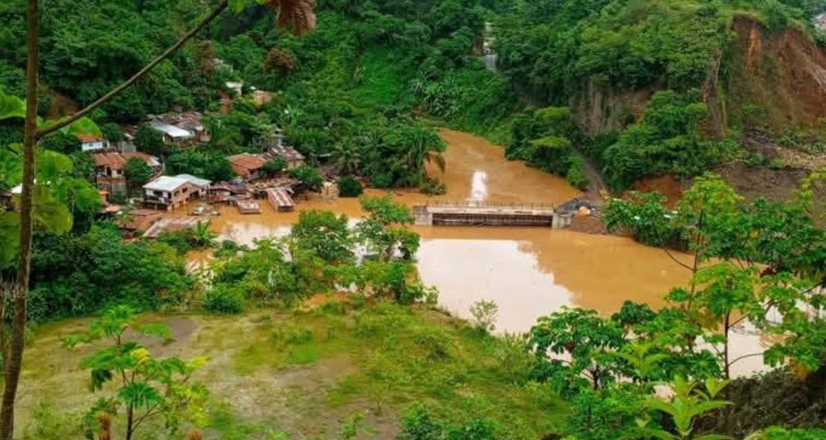 ESCUELA Y CASAS DE CHIMA TERMINARON BAJO EL AGUA POR EL DESBORDE DEL RÍO