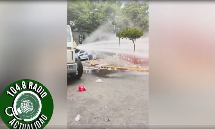 CON CHORROS DE AGUA SACARON A “LAS COMADRES” DE LA PLAZA PRINCIPAL