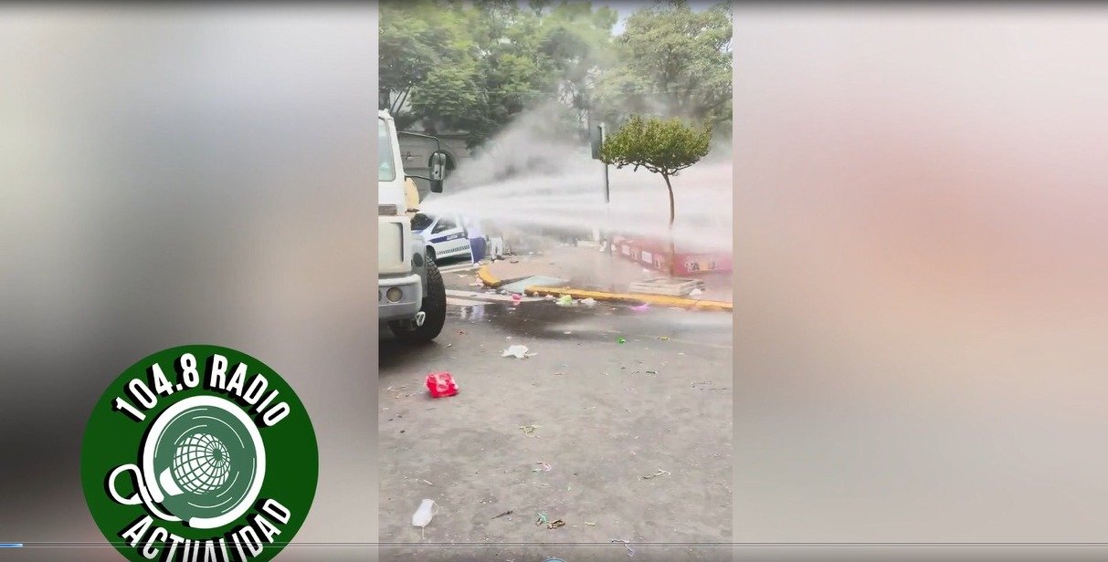 CON CHORROS DE AGUA SACARON A “LAS COMADRES” DE LA PLAZA PRINCIPAL
