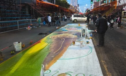 ARTISTAS INICIARON A PINTAR LOS “PISALES DEL CARNAVAL DE ORURO 2025”