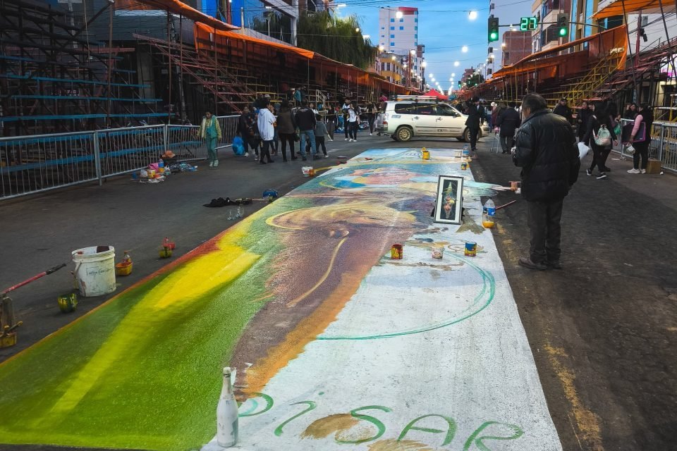 ARTISTAS INICIARON A PINTAR LOS “PISALES DEL CARNAVAL DE ORURO 2025”