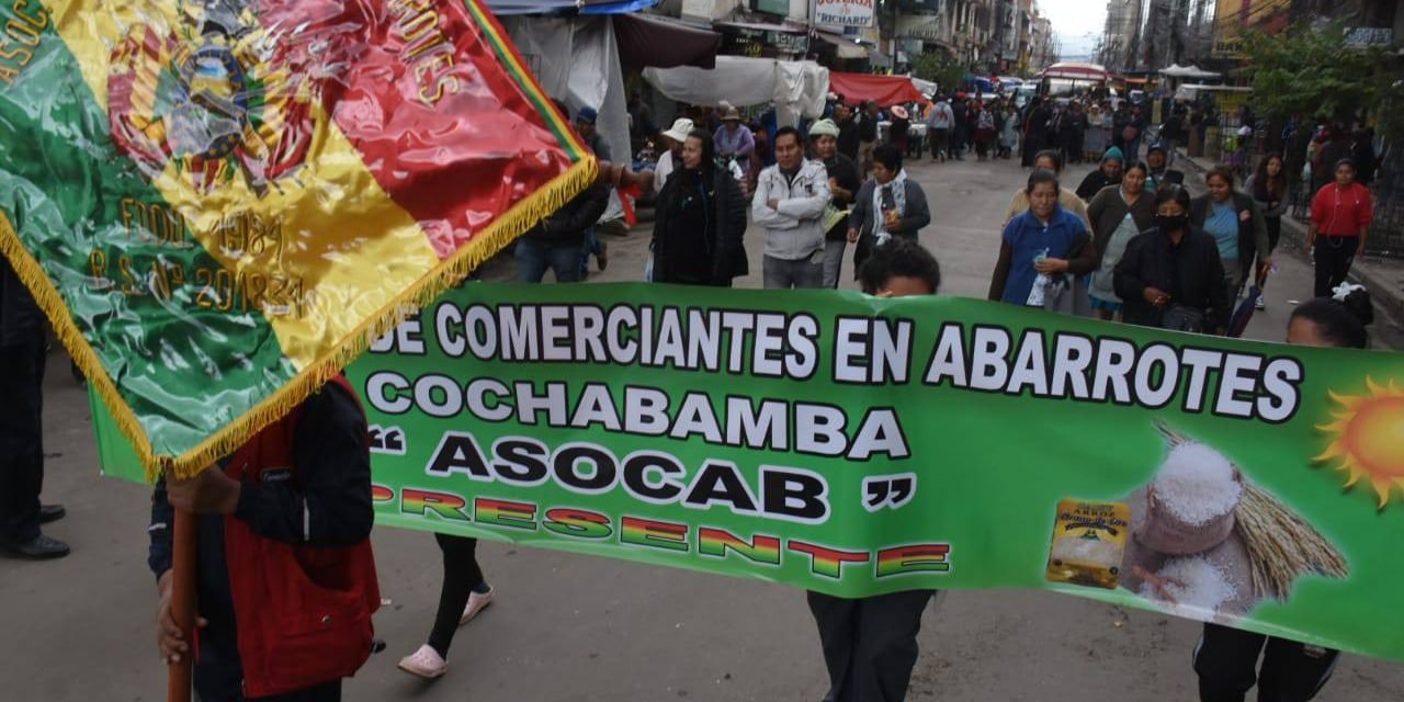 GREMIALES PROTESTAN EN COCHABAMBA CONTRA LA DISPOSICIÓN «CONFISCATORIA» DEL PGE