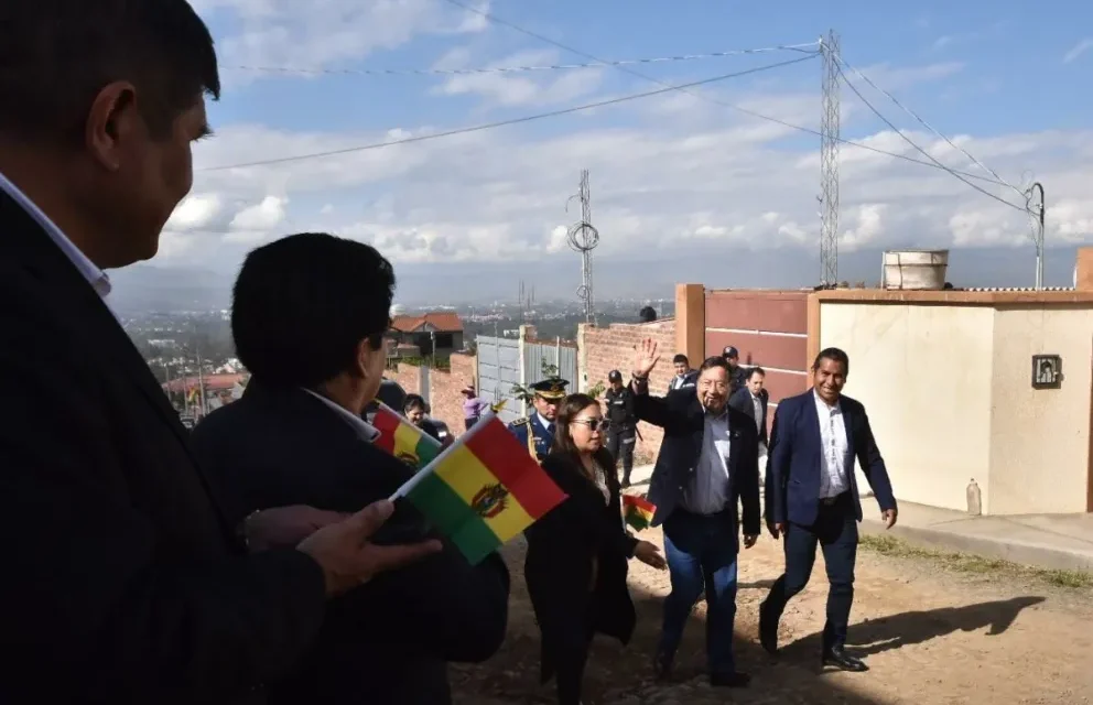 LANZAN PIEDRAS A LA CARAVANA DE SEGURIDAD DE ARCE EN COCHABAMBA, HAY DOS DETENIDAS