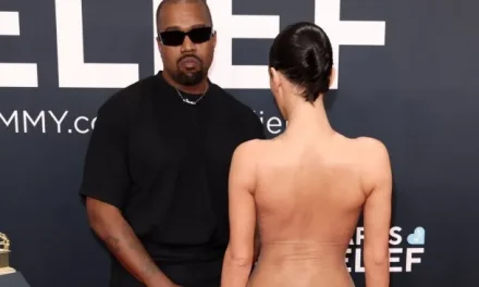 BIANCA CENSORI, LA ESPOSA DE KANYE WEST, SE MOSTRÓ TOTALMENTE DESNUDA EN LA ALFOMBRA ROJA
