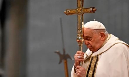 EL PAPA NO HA VUELTO A SUFRIR CRISIS RESPIRATORIAS Y PUEDE LEVANTARSE