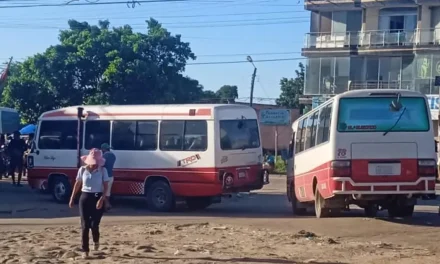 CONTINUA EL PARO DE MICROS HASTA QUE SE APRUEBE EL PASAJE A BS. 2.50