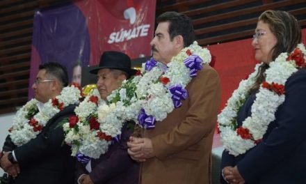REYES VILLA FIRMA ACUERDO CON SOMOS PUEBLO, DE RAFAEL “TATA” QUISPE