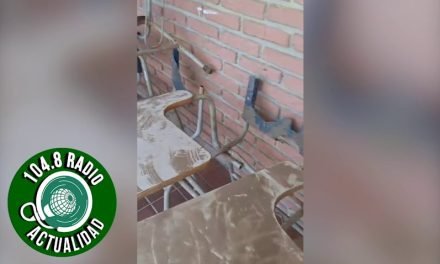 DENUNCIAN QUE ALCALDÍA ENVIÓ PUPITRES EN MAL ESTADO A UNA UNIDAD EDUCATIVA