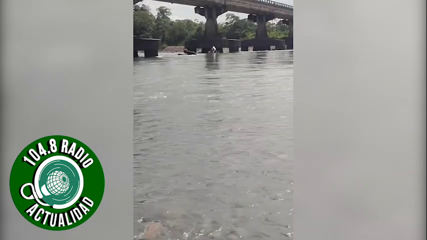 CAMIÓN CAYÓ AL RÍO CHIMORÉ TRAS IMPACTO FRONTAL CON OTRO VEHÍCULO