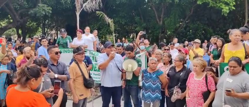 TRABAJADORES EN SALUD PROTESTAN EN LA QUINTA MUNICIPAL
