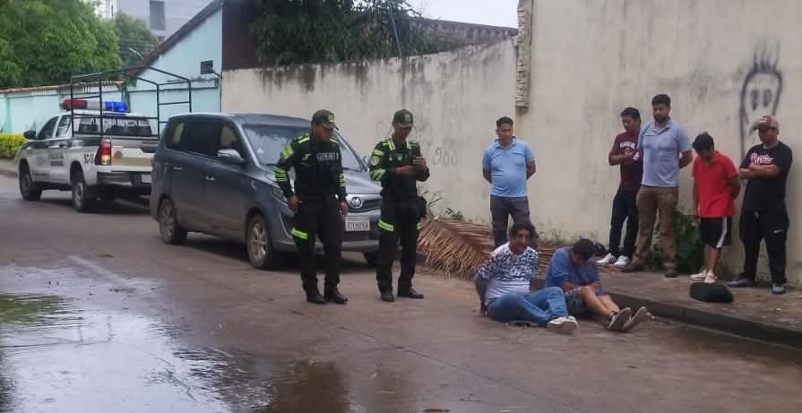 DELINCUENTES  CAEN DE SU MOTO POR HUIR TRAS ROBO