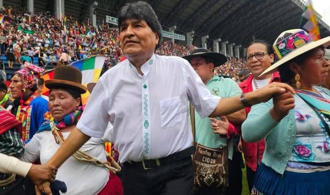 EVO SE RODEA DE SEGUIDORES Y PARTICIPA EN CONGRESO DE VILLA TUNARI