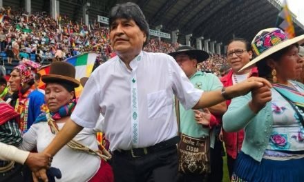 EVO SE RODEA DE SEGUIDORES Y PARTICIPA EN CONGRESO DE VILLA TUNARI