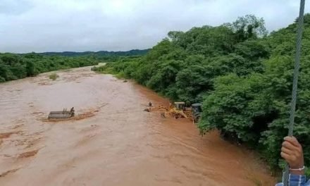 RESCATAN A CAMIÓN QUE QUEDO ATRAPADO EN EL RIO PIRAÍ
