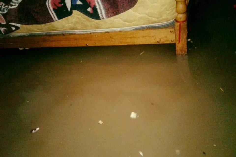 CASAS INUNDADAS, MUEBLES DAÑADOS Y LAS CALLES CONVERTIDAS EN RÍOS EN WARNES