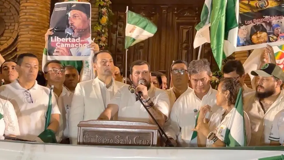 CÍVICOS MARCHAN Y ADVIERTEN QUE ESTARÁN EN LAS CALLES SI NO RESUELVEN LA FALTA DE COMBUSTIBLE