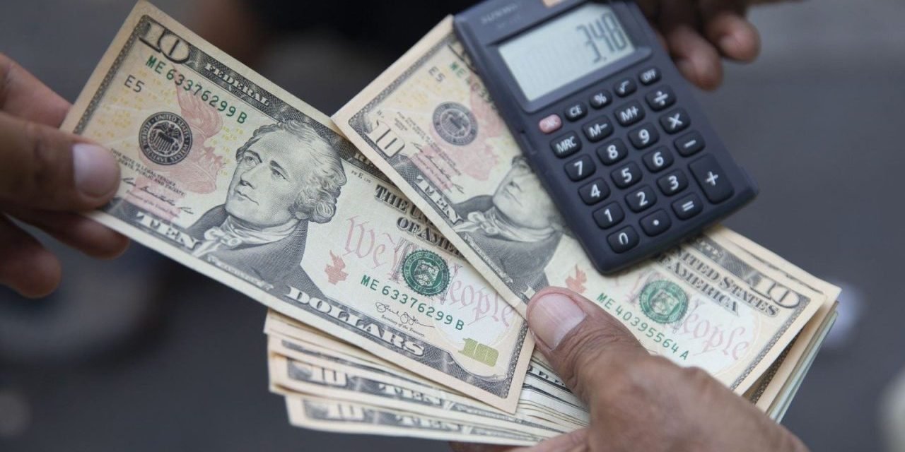 DÓLAR PARALELO SE DISPARA A BS 12 EN BOLIVIA