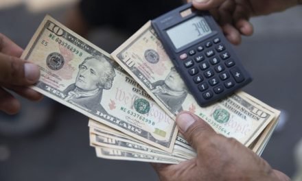DÓLAR PARALELO SE DISPARA A BS 12 EN BOLIVIA