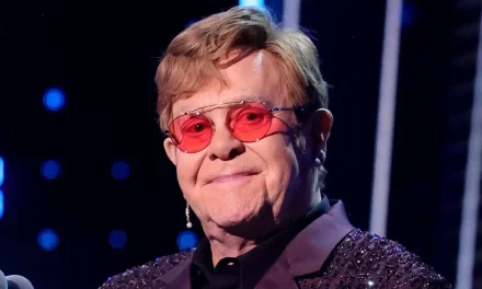 ELTON JOHN YA NO PUEDE FIRMAR AUTÓGRAFOS DEBIDO A SU DETERIORO VISUAL