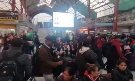 TERMINALES DE LA PAZ Y EL ALTO COLAPSAN POR CANTIDAD DE PASAJEROS QUE VIAJAN A ORURO