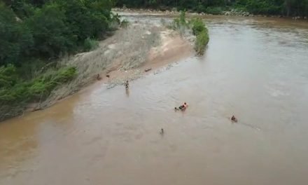 INVESTIGAN SI EL CUERPO ENCONTRADO EN EL RÍO PARAPETÍ ES DEL NIÑO QUE CAYÓ EN UNA QUEBRADA