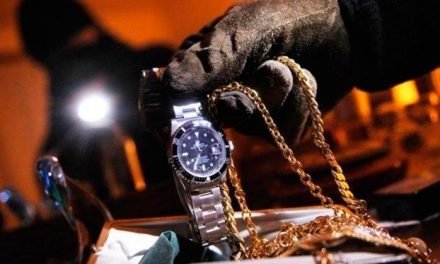 ATRACAN UNA JOYERÍA EN EL CENTRO DE LA CIUDAD SUJETOS ARMADOS