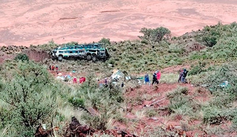 UN BUS SE EMBARRANCA TRAS SER EMBESTIDO POR UNA VAGONETA EN POTOSÍ