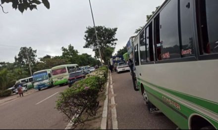 MOTOTAXISTAS BLOQUEAN DOBLE VÍA LA GUARDIA POR COMBUSTIBLE