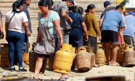 POBLADORES DE CARANAVI SE QUEJAN POR LA FALTA DE GAS LICUADO