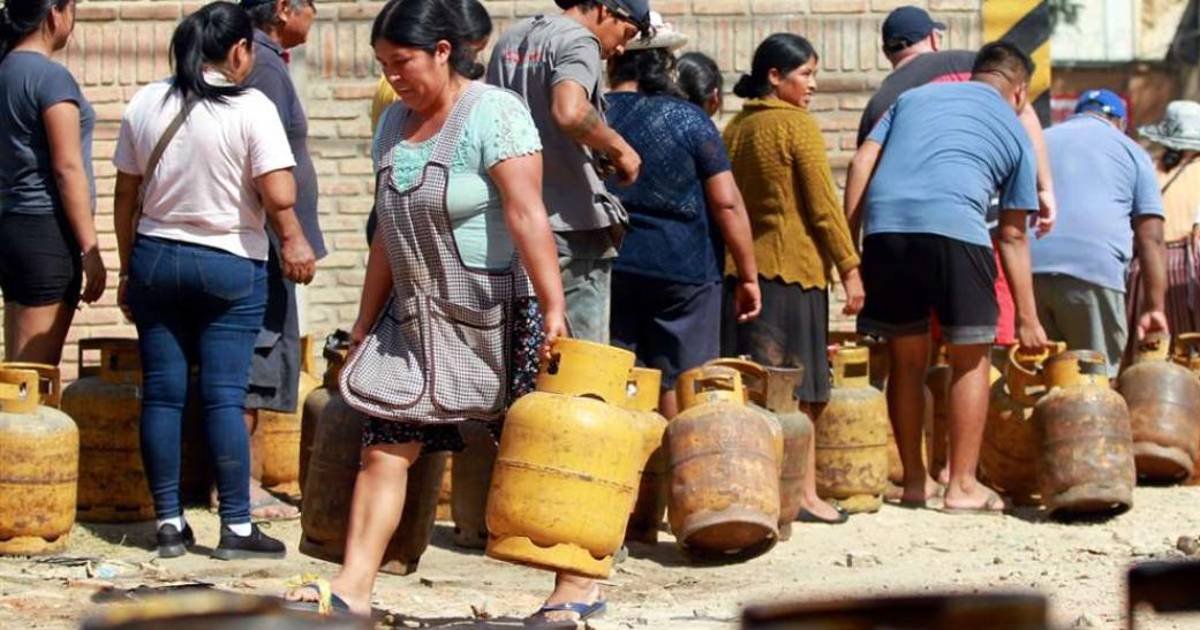 POBLADORES DE CARANAVI SE QUEJAN POR LA FALTA DE GAS LICUADO