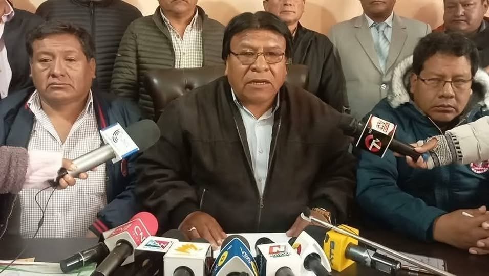 CHOFERES DE EL ALTO SUSPENDEN PARO INDEFINIDO Y DECIDEN IR A AMPLIADO NACIONAL